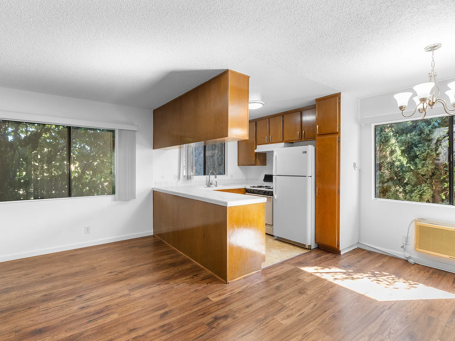 1 bed, 850 sqft, $2,100 — Photo 1