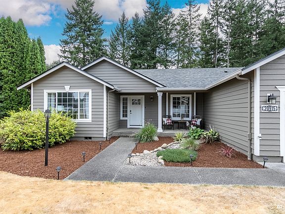 Nice entry with covered front porch.>