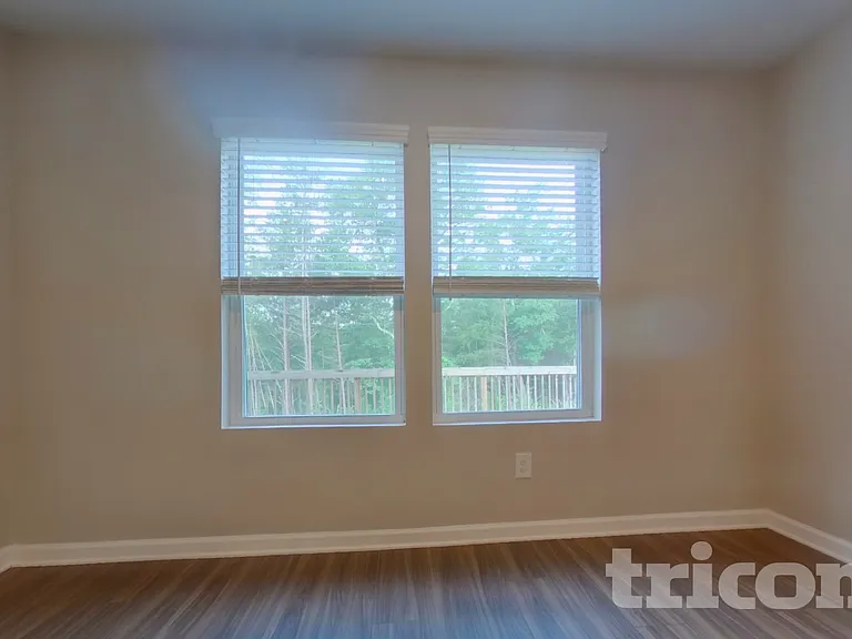 561 Fairview Oak Pl — Photo 3