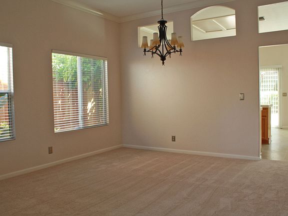 3rd image of 13 Castle Hill Ct