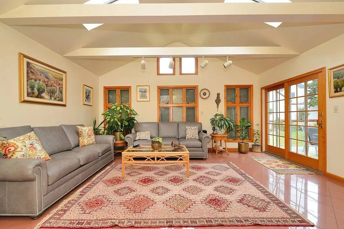 6 bed, 2.0 bath, $6,000 — Photo 3