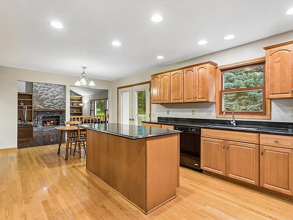 4th image of 1056 Fox Valley Dr