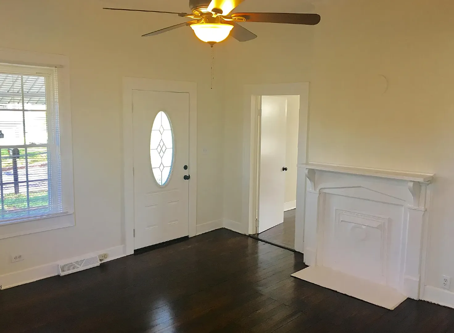 Beautiful 2 Bedroom 1 Bathroom Home with Spacious Living and Backyard — Photo 2