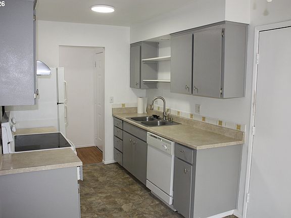 4th image of 1833 NE Barberry Dr
