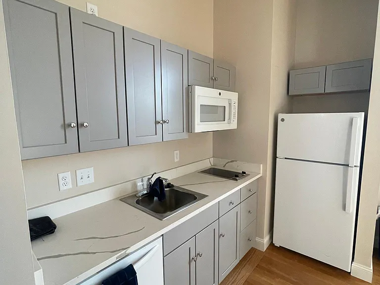 118 W 6th St #1 — Photo 3