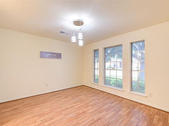 3rd image of 223 Wentworth Park Dr