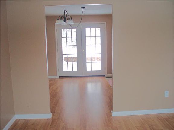 5th image of 141 Holstein Dr
