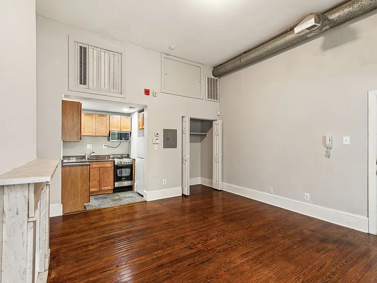 1931 Chestnut St #2M — Photo 8