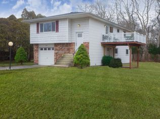 17 Debbie Ln, Westhampton Beach, NY 11978