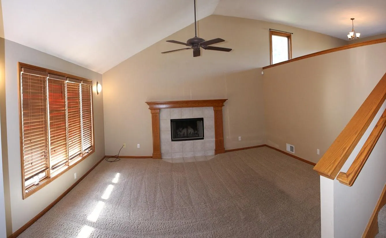 3 bed, 2.5 bath, 1743 sqft, $2,400 — Photo 2