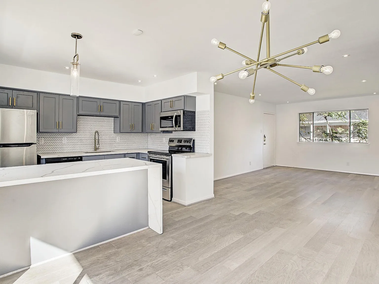 2 bed, 1.5 bath, 1068 sqft, $1,895 — Photo 3