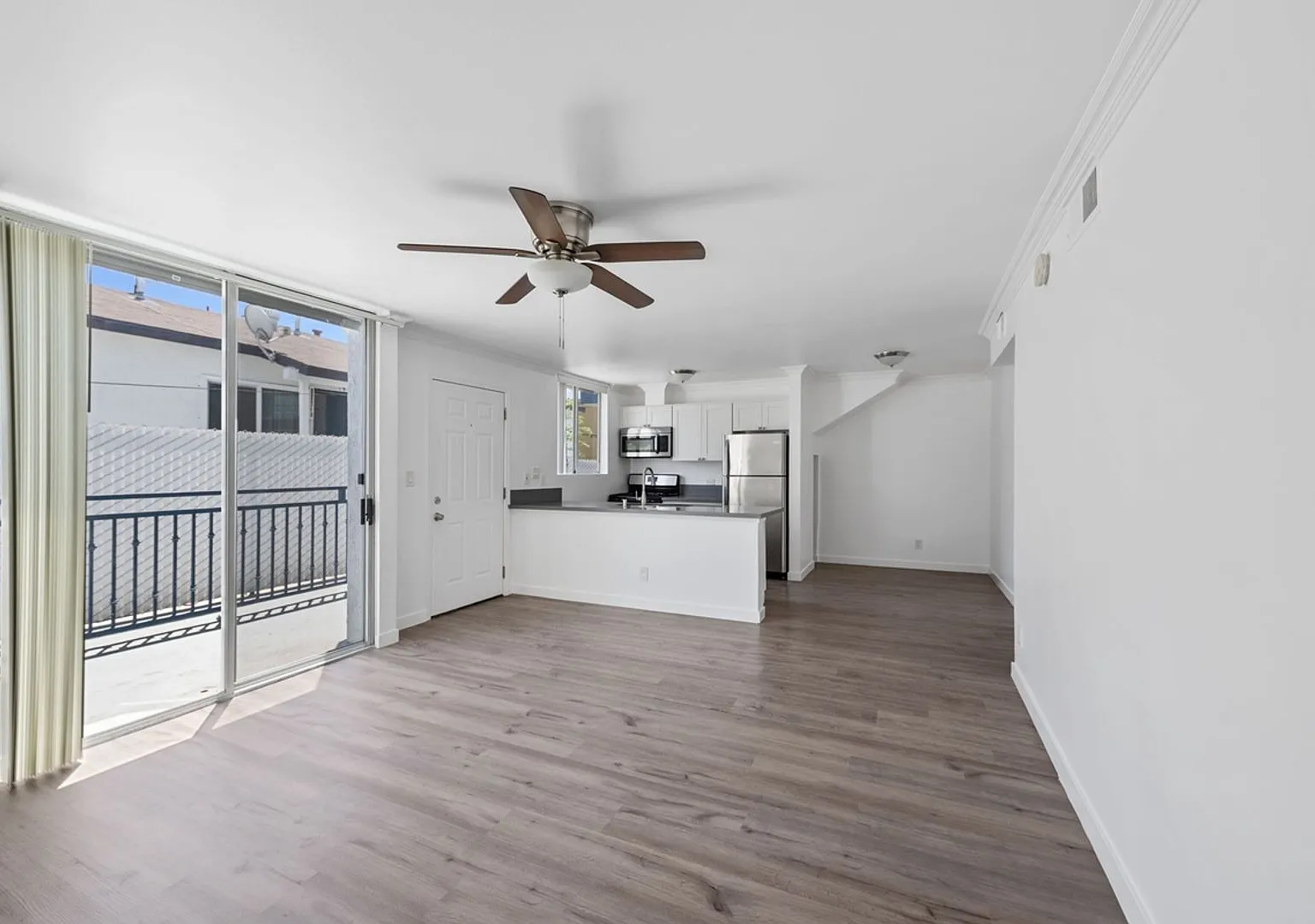 Spacious 2-Bed / 2-Bath Apartment in Prime Hollywood Location — Photo 2