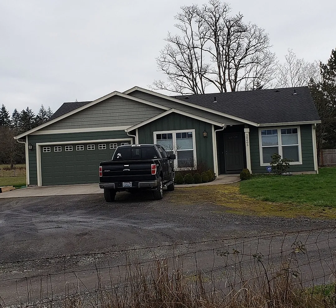 Stunning four-bedroom one level home with a spacious lot! — Photo 1