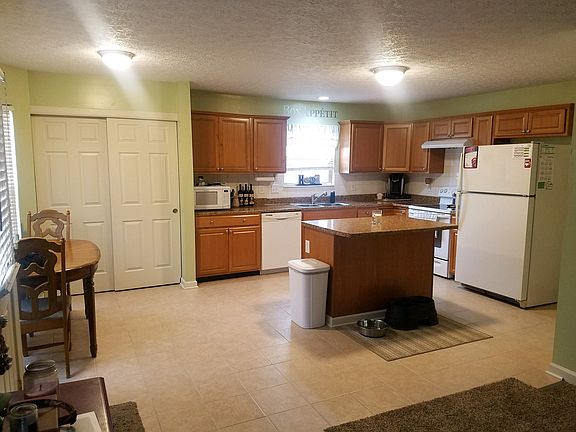 4th image of 427 Sandmar Dr