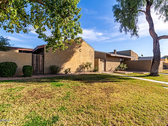 3rd image of 915 S HACIENDA Drive