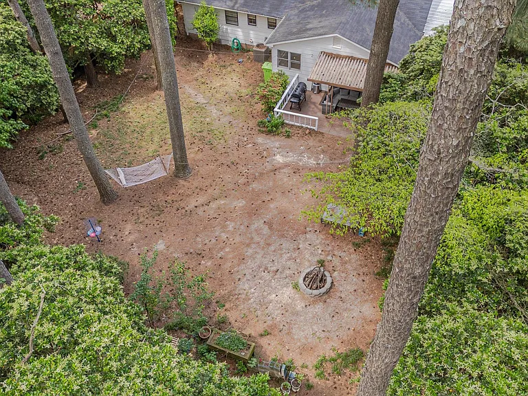 409 Northclift Dr — Photo 25