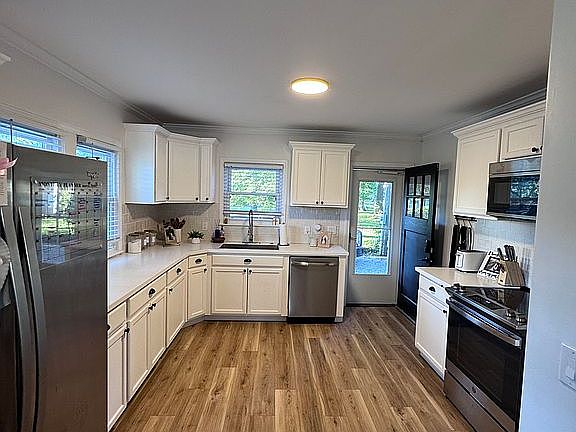 4th image of 627 Powell Ave
