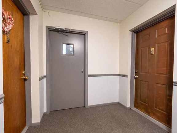4th image of 1906 Valley Dr #1