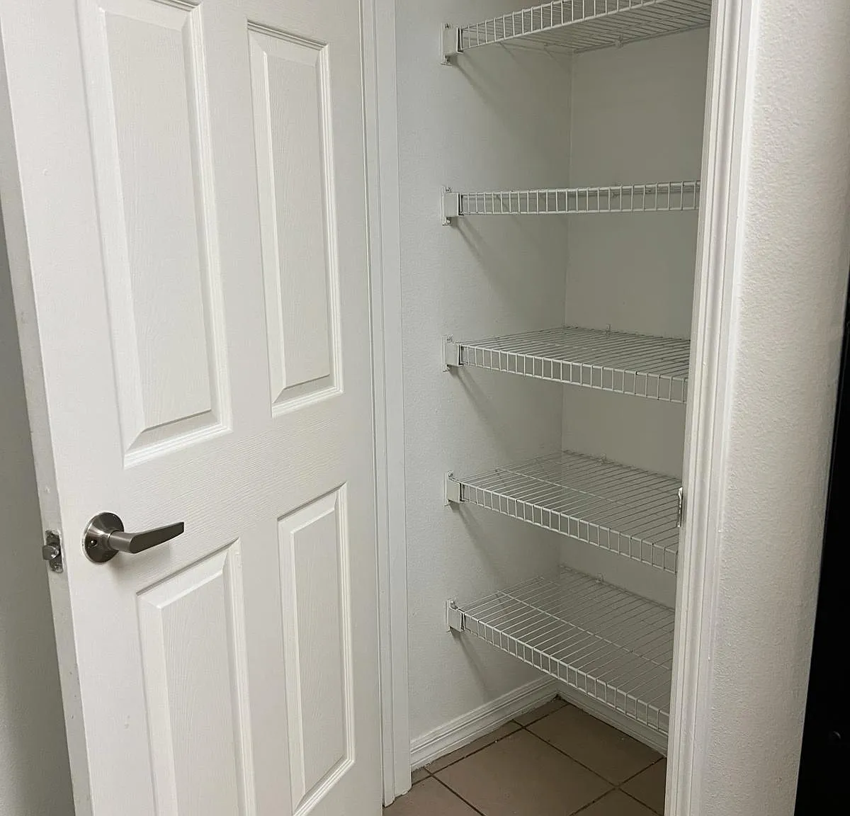 3 bed, $1,045 — Photo 4
