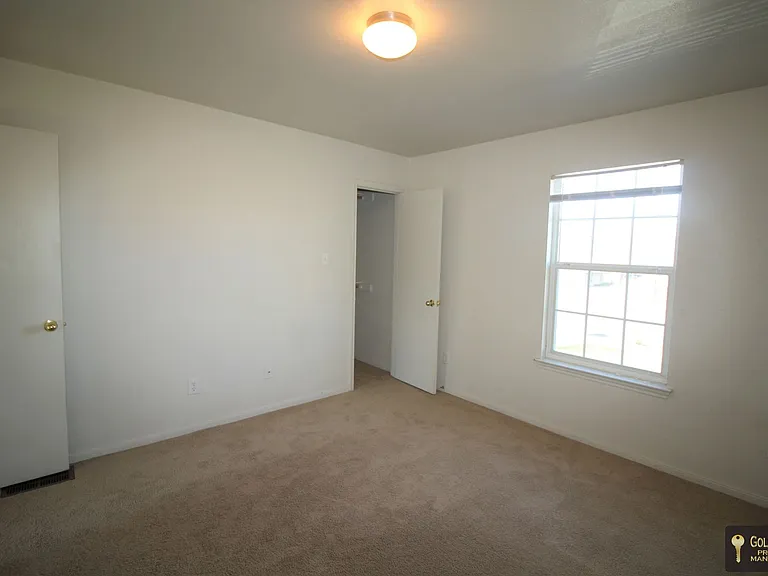 401 W Ave E — Photo 16