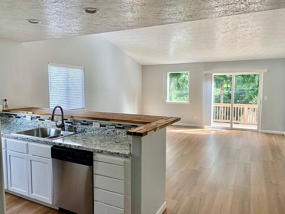 5th image of 19040 Wallingford Ave