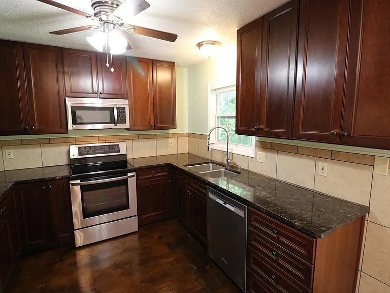 4225 Oak Ln — Photo 2