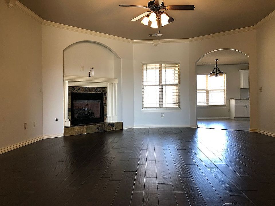 Living Room - Gas Fireplace