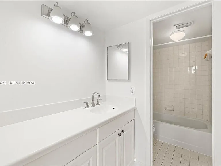 999 Hamilton Dr #999B — Photo 15