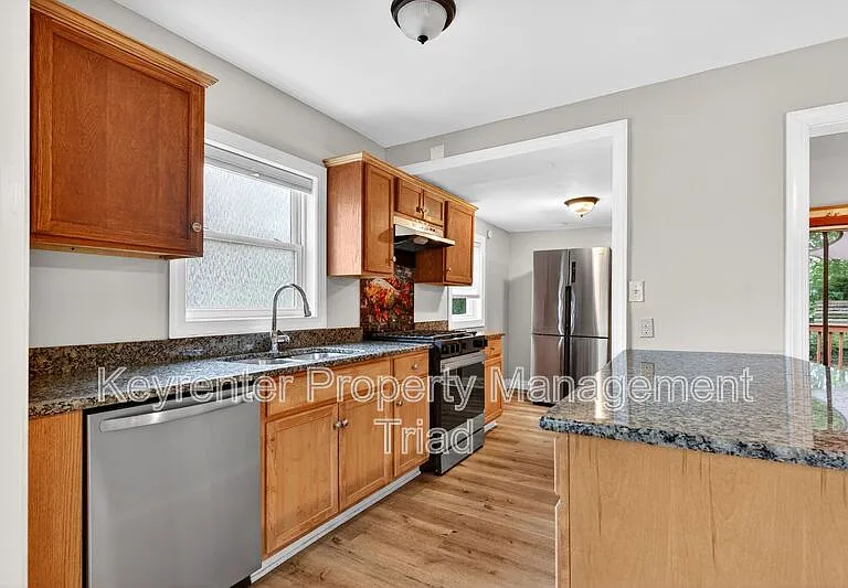 704 E Lexington Ave — Photo 16