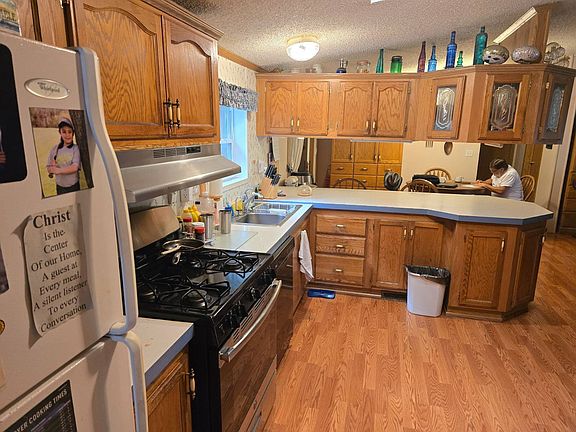 3rd image of 819 S Mount Hope Rd