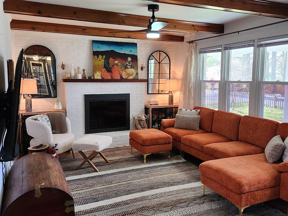 Cozy LR with fireplace