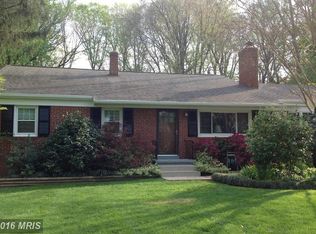 10701 Oak Pl, Fairfax, VA 22030