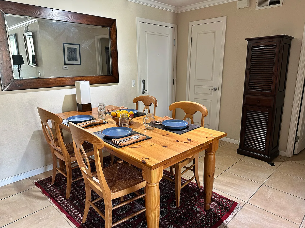 Dining Area - 7320 Hawthorn Ave #205