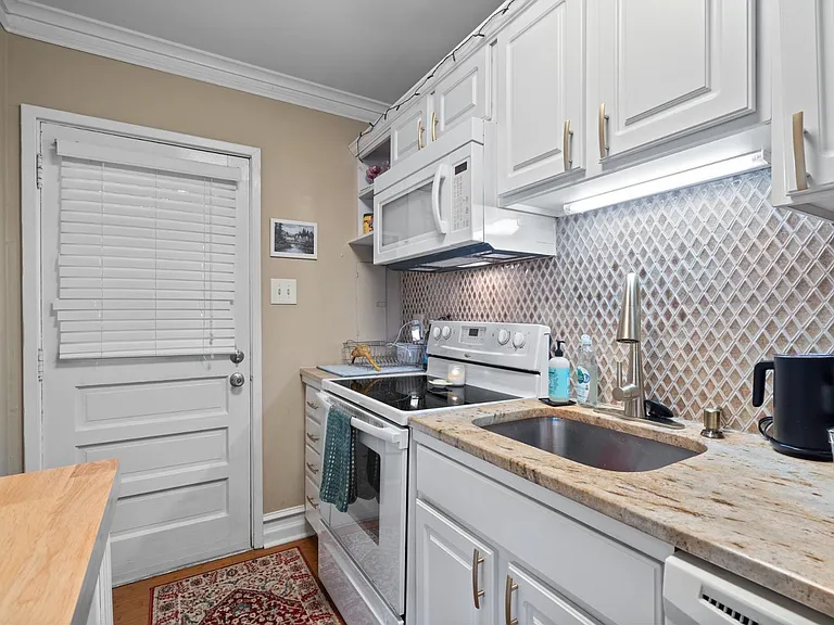 635 Daniels St #A — Photo 10