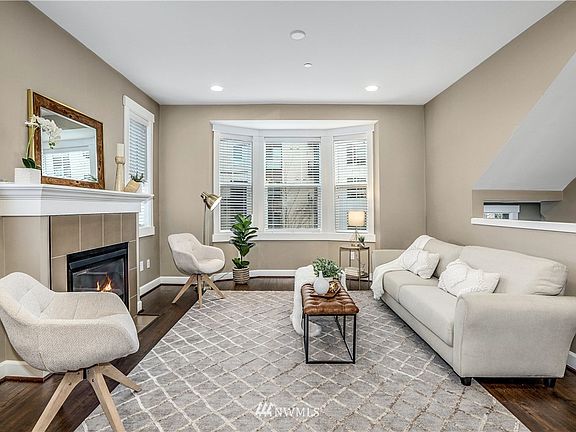 4th image of 1045 10th Avenue NE