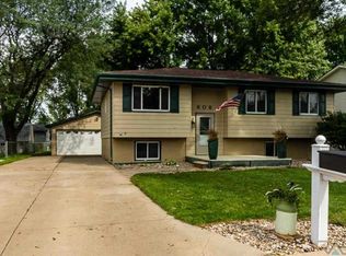 608 W 8th Ave, Lennox, SD 57039