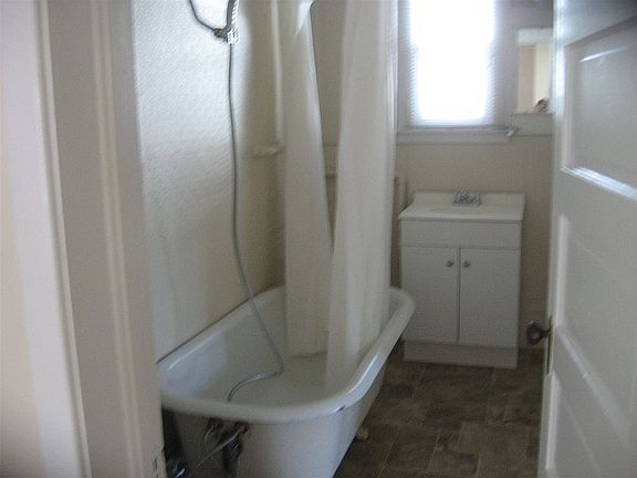 Claw-foot tub