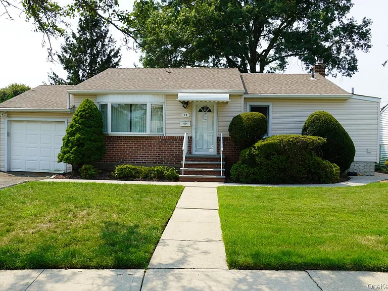 11 Linden Ct — Photo 1