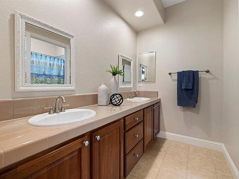 4930 Village Green Dr — Photo 33