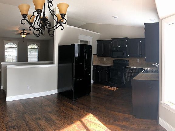 3rd image of 4395 Williamsburg Ln
