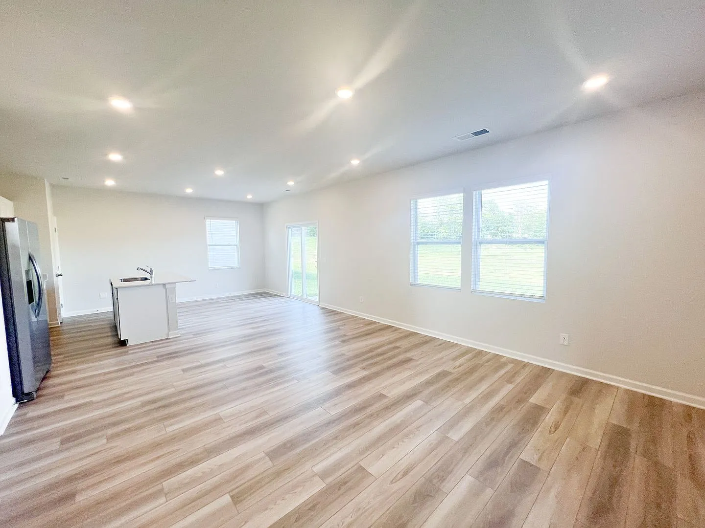 4 Bedroom 2.5 Bathroom Home — Photo 2