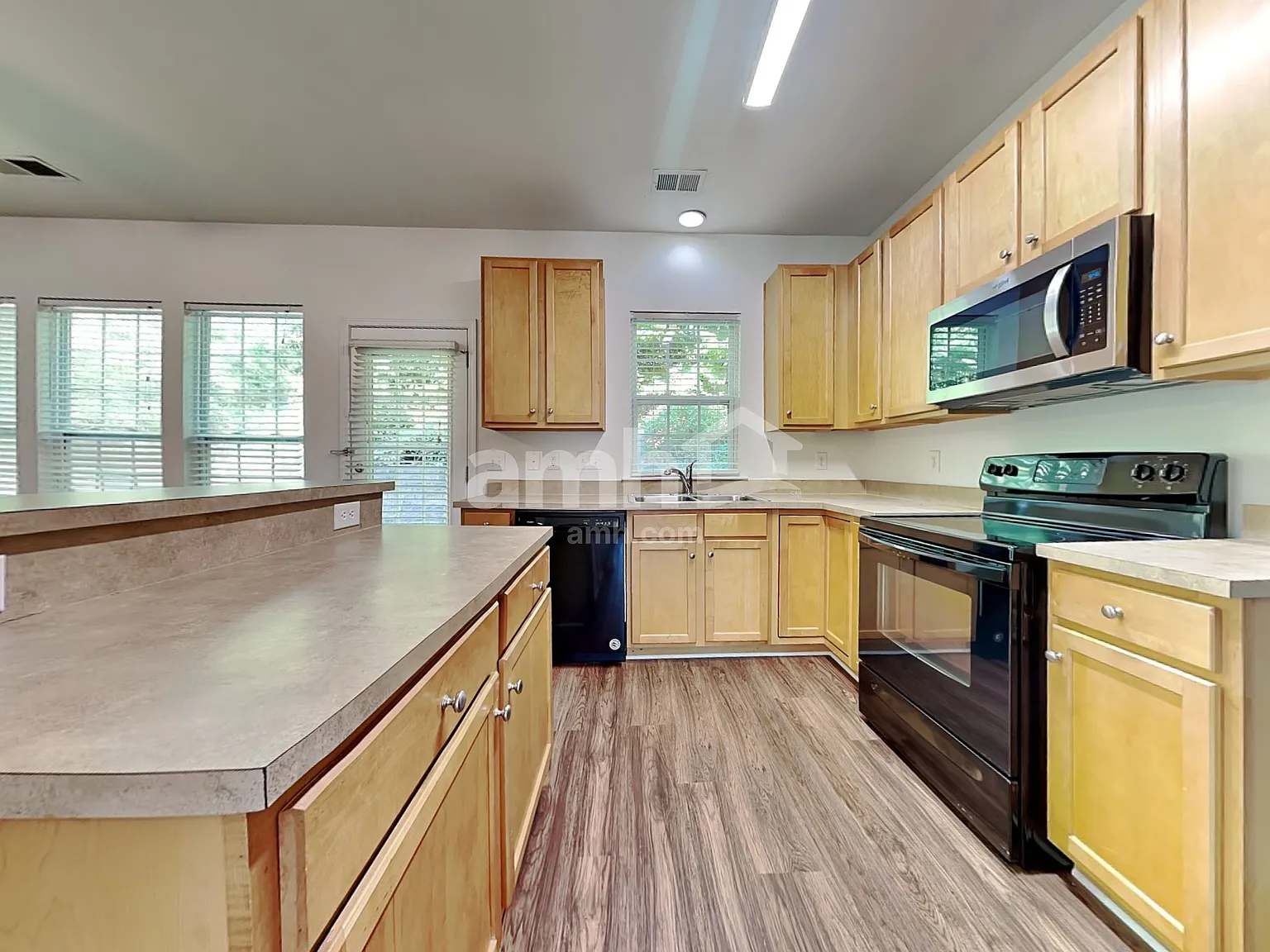 3 bed, 2.5 bath, 1587 sqft, $2,055 — Photo 4