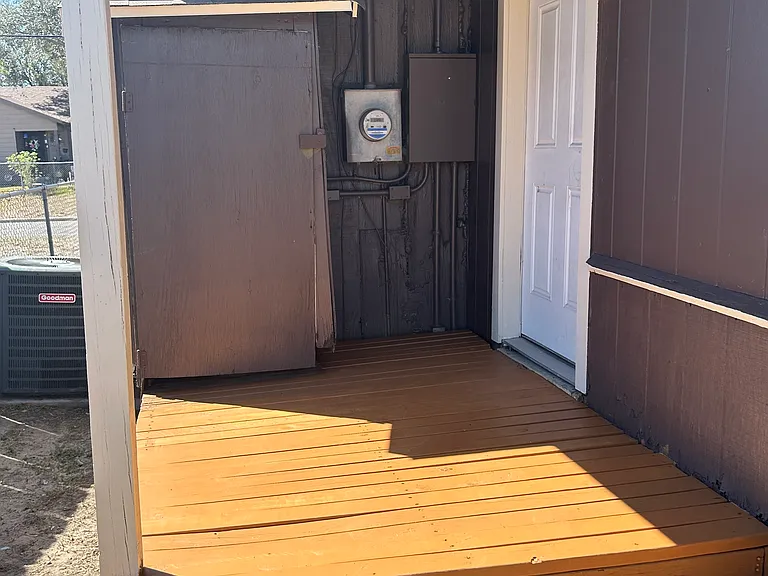 906 E Lee Ave — Photo 7