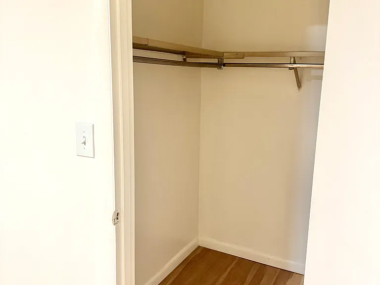 Walk-in closet 2
