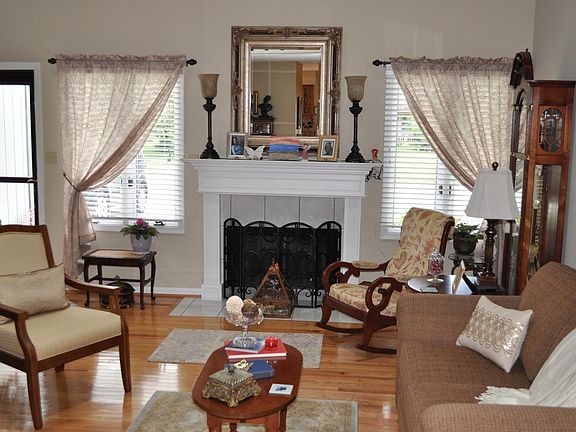 3rd image of 421 Applegrove Dr