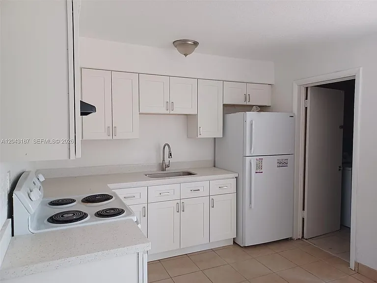 1701 SW 70th Ave — Photo 3