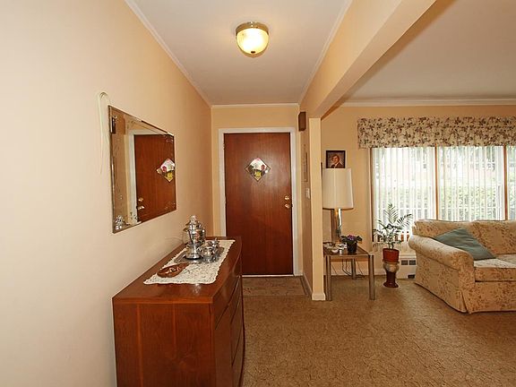 3rd image of 32 Acorn Dr