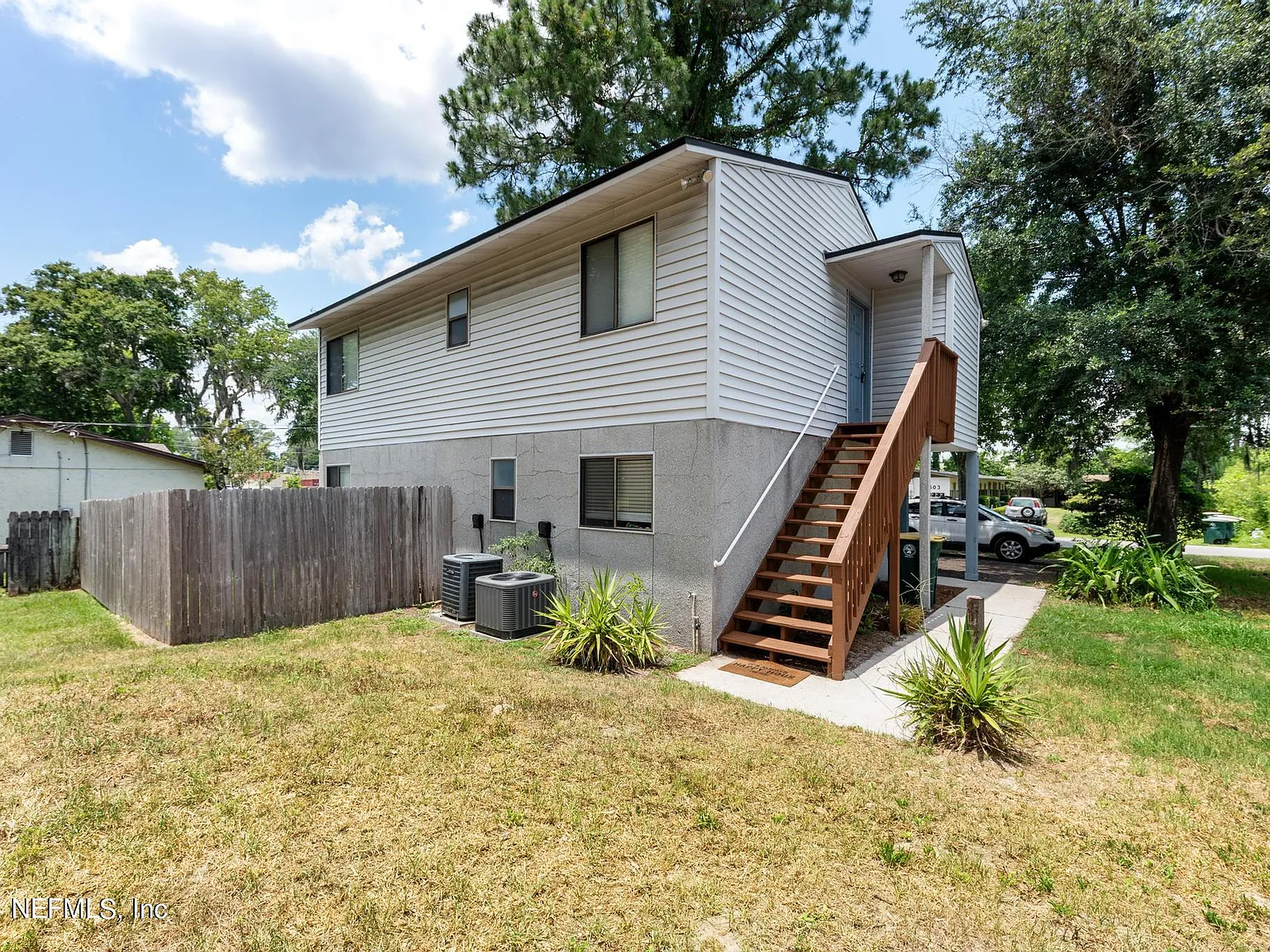 2 bed, 1.0 bath, 834 sqft, $1,195 — Photo 2