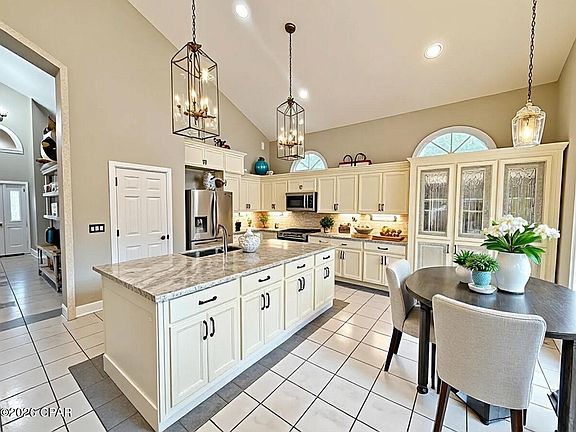 3rd image of 5837 Catalina Ln
