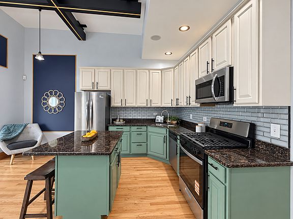 4th image of 4825 S Prairie Ave APT 4